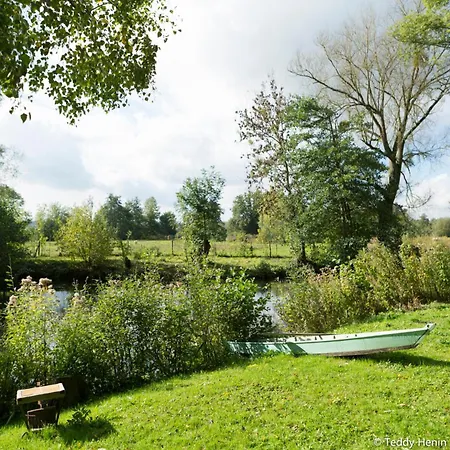 La Bulle Au Bord De L'eau